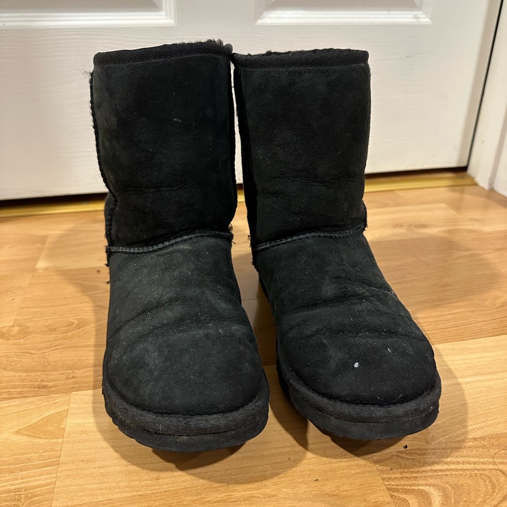 BLACK UGGS.